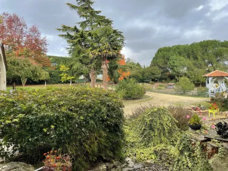 Le Bois de Montpouillan Отели в г. Сигалан