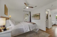 Elegant and Stylish Glenmoor Abode - 5 Min to Town