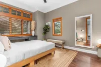 Luxurious Lake Park House: Sleeps 25, Pool, Hot-Tub, Firepit and Game Room! Hotels in Travis County