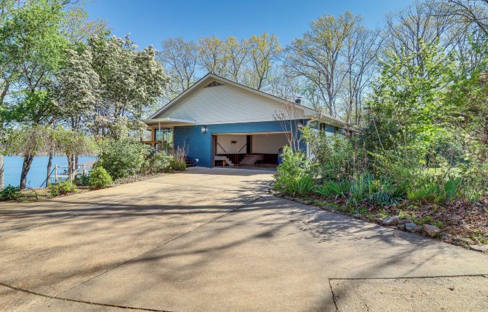 Tranquil Lakefront Greers Ferry Escape w/ Fire Pit