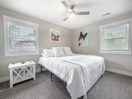 Spacious w/ all King Beds, 15 min from Beach + Downtown, Pup Friendly!