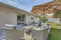 Blue Seahorse Beach cottage, Private backyard, free parking, steps from the sand