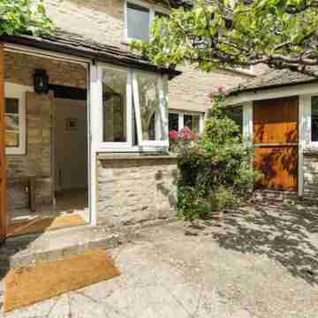 Architect Designed Cosy Cotswold Stone Cottage Hotel Exterior