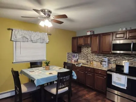 Charming 2 Bedroom Home Away From Home Apartment Отели рядом с достопримечательностью «Парк Скотт»