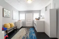 Walk to the Strand and Beach Updated Victorian Gem - Kylpylä
