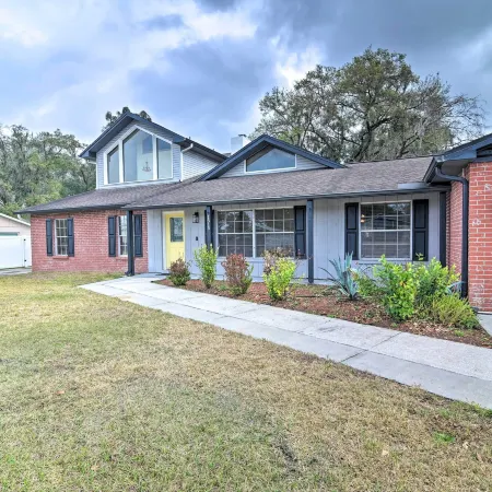 Grand Valrico Home w/ Deck, Fire Pit & Yard!