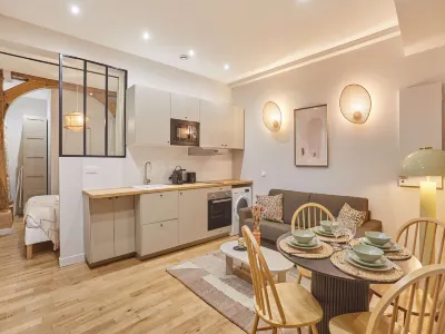 Charming apartment Center  of Paris โรงแรมใกล้จัตุรัสปลาซโดฟีน