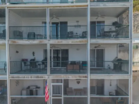 Lake of the Ozarks Premier lakefront 3-bedroom condo. Fishing, Swimming,boating. 拉塞爾酒店