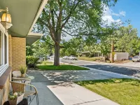 Cozy Pet & Family-friendly fully fenced beautiful  backyard Hotels in Arvada