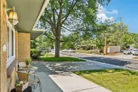 Cozy Pet & Family-friendly fully fenced beautiful  backyard