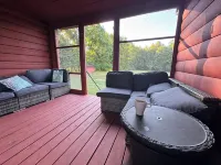 Country style log cabin on private 4 acres lot minutes from downtown Saratoga