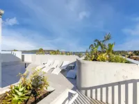 Exquisite 1-Bed Apartment with Bay Views