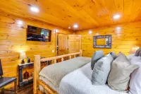 Luxury Cabin, King Bed, Hot Tub Minutes from Alpine Helen sits on 40 acres.