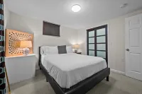 Stunning Mountain Views and Cozy Living Space - Charming Garden Retreat