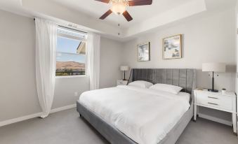 Chic Apt w Jacuzzi Pool BBQ Mountain Views