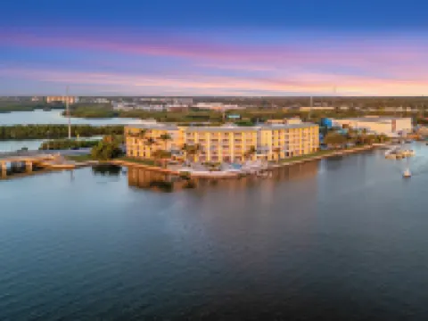 Bayview Balcony Condo, Hot tub & pool & Rum Bar! Hotels near Walter Fuller Complex