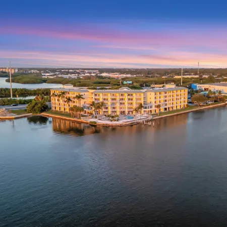 Bayview Balcony Condo, Hot tub & pool & Rum Bar!