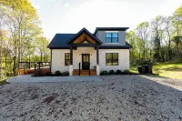 Relaxing luxury lodge, 4-bedroom retreat with WiFi, AC in Logan