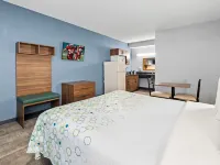 HomeTowne Studios by Red Roof San Antonio E - Frost Bank Center Hotels near Copernicus Park