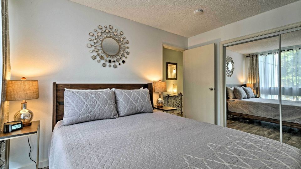Kailua-Kona Condo w/ Lanai, Walk to Beach + Pier!