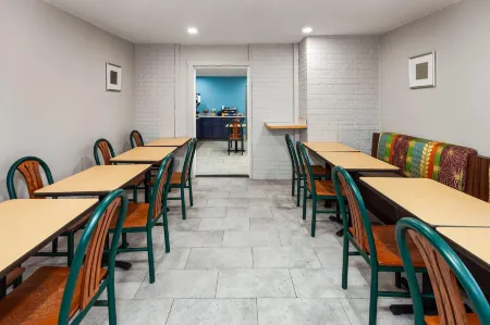 Days Inn by Wyndham Eagle River Отели в г. Кловерленд