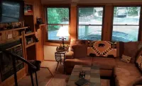 Cozy 2-bedroom cabin in the heart of Canaan Valley, with WiFi, AC, trails & pool