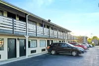Brookville Inn by OYO Near Dayton International Airport - parking