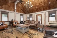 Charming Cabin with Private Hot Tub and Scenic Mountain Views - Cozy Retreat