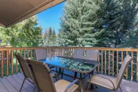 Cozy Family Sized Condo- Access to Hot Tub and Sauna- Minutes Away from Skiing