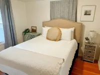 Steps from Mountain View Cafe! 2 bedroom attached  cabin w/fenced private yard!