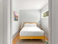 Modern 1-Bed Pad Minutes Away from Beach