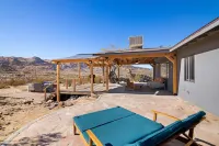 Dreamspace - Hot Tub, Fire Pit, 5 Min. to Park 2 Bedroom Home by RedAwning Hotels in Joshua Tree