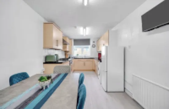4 Bedrooms - Up To 14 Guests - Free Parking
