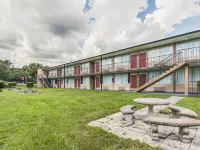 Econo Lodge North Hotels near Fun Station