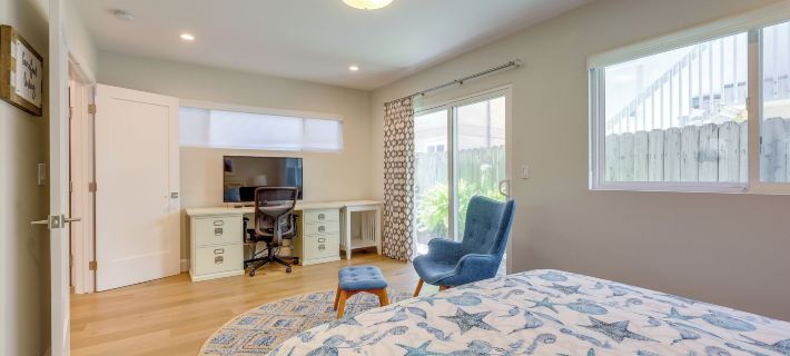 Sleek Oxnard Townhouse w/ Balconies: Walk to Beach Các khách sạn ở Oxnard