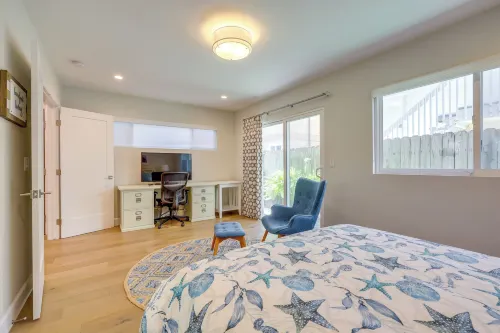 Sleek Oxnard Townhouse w/ Balconies: Walk to Beach - Homestays
