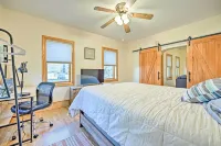 All-Season Grand Haven Getaway with Deck! - Parkplatz
