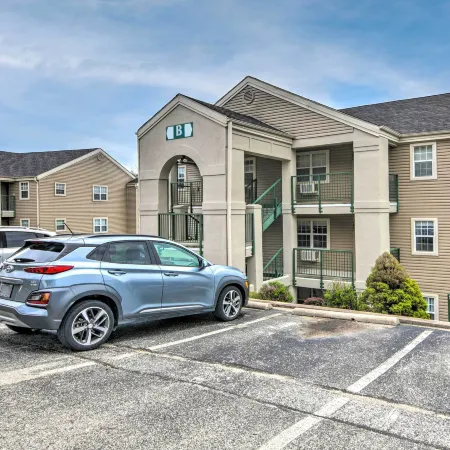 Branson Retreat w/ Balcony & 18-Hole Golf Course!
