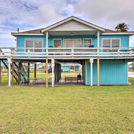 Walk to Ocean Coastal Surfside Beach Bungalow!