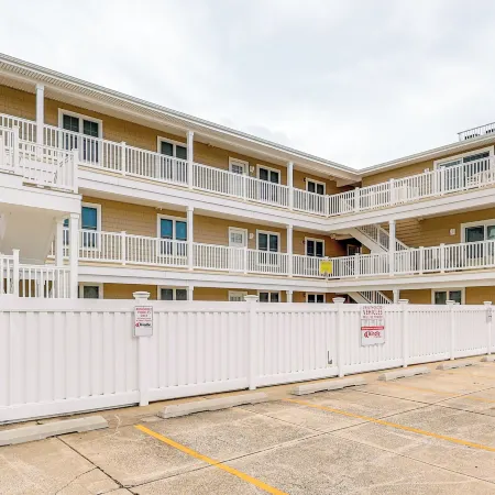 Wildwood Condo w/ Pool Access - Walk to Beach