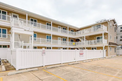 Wildwood Condo w/ Pool Access - Walk to Beach - Holiday Apartments
