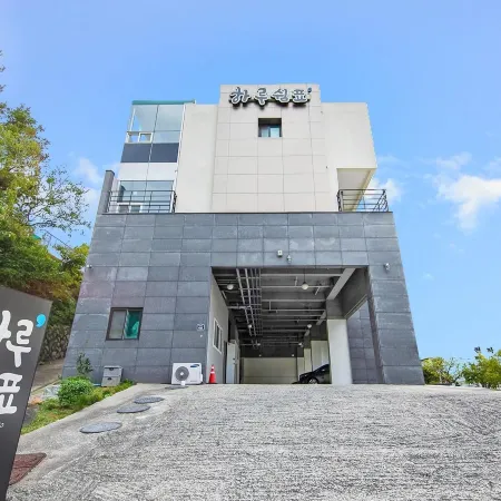 Yeosu Haruswimpyo Pension Отели рядом с достопримечательностью «Кафе со смотровой площадкой Sky Tower»
