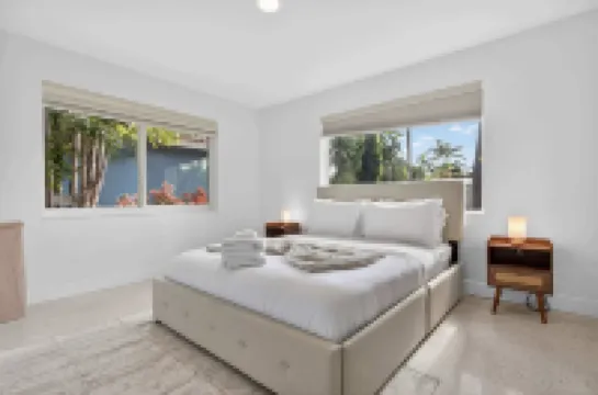 Evergreen Retreat Home for 7 Hotels in Oakland Park