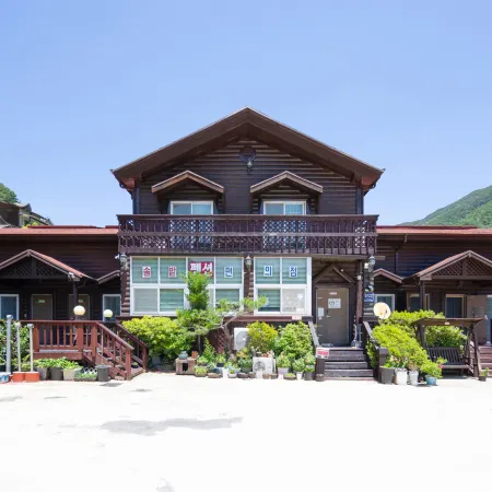 Gurye Solbachi Boineun Punggyeong Pension