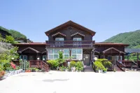 Gurye Solbachi Boineun Punggyeong Pension