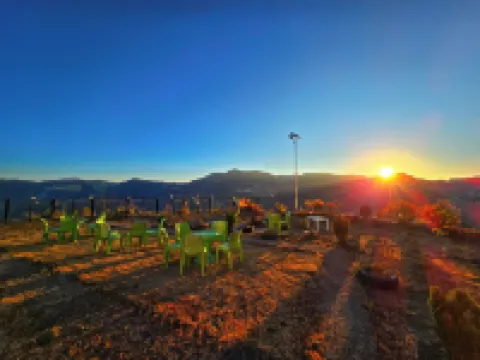 The Cozy Corner Hilltop 360 View Retreat