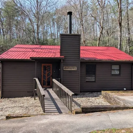 Whispering Creek Cabin – Peaceful, Hot Tub, Firepit & Mountain Escape