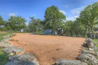 Cactus Flower Treehouse-Pet Friendly-Hill Country Views! - Boutique