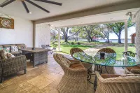 Modern Lake Conroe House w/ Lakefront Park & Deck! - Balkon
