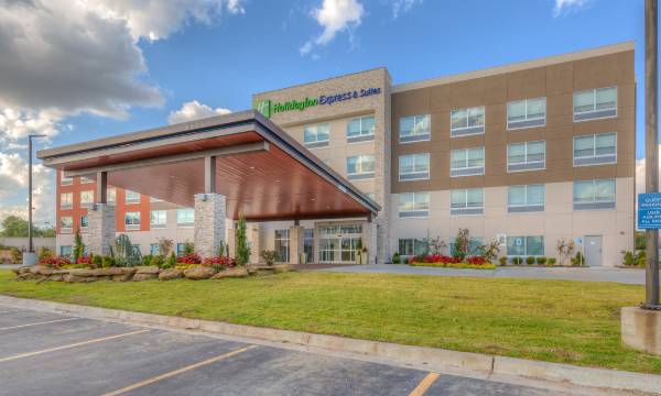 Holiday Inn Express & Suites Tulsa Midtown by IHG